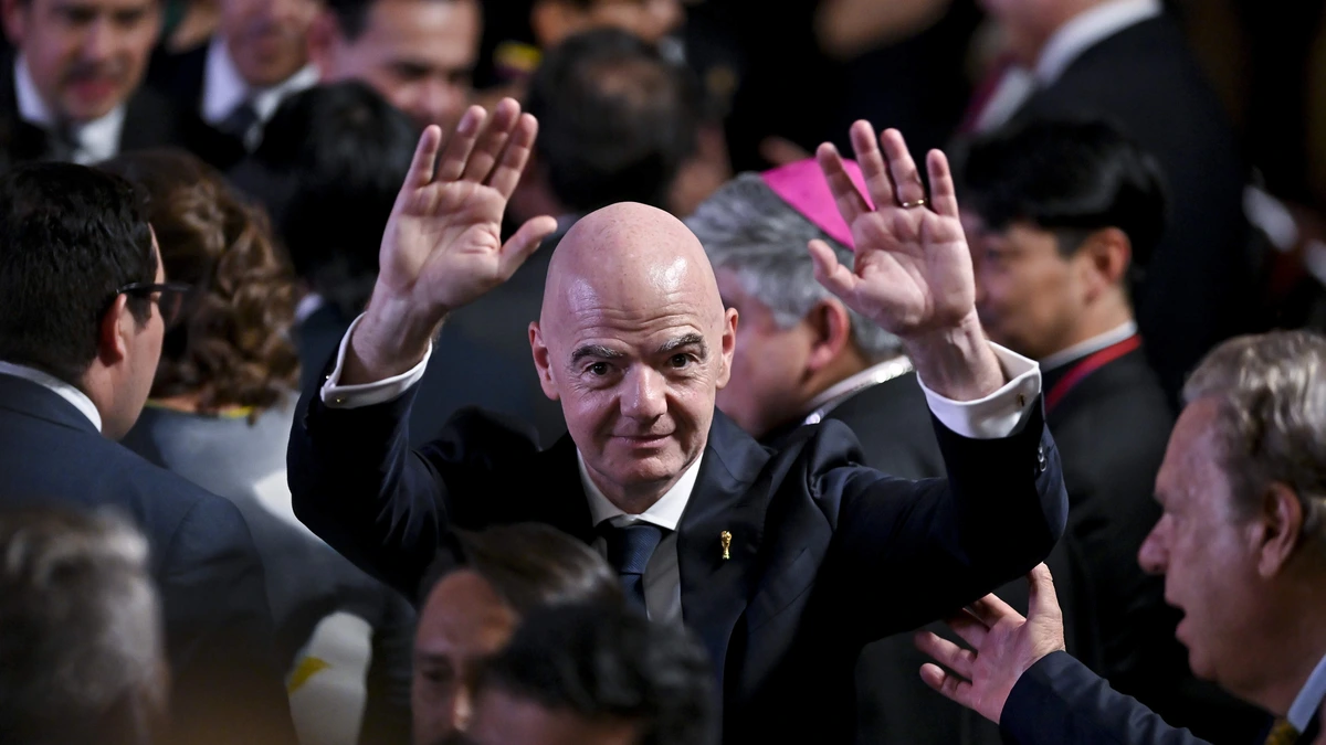 FIFA-baas Gianni Infantino bij uitreiken prijs uitgescholden door fans: ’Je maakt het voetbal kapot’
