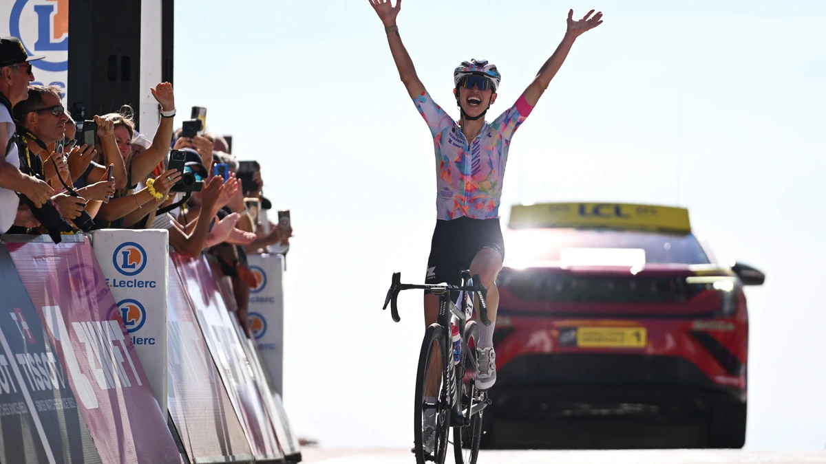 Ontketende Kasia Niewiadoma geeft Demi Vollering en Marlen Reusser het nakijken en grijpt de macht op de Mont Ventoux