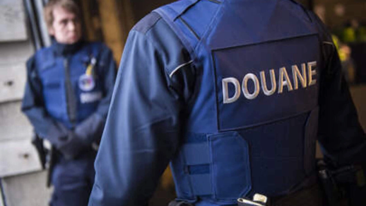Belgische politieagente smokkelt 16 kilogram drugs het land in, maar wordt niet vervolgd: ’Ik dacht dat het thee was’