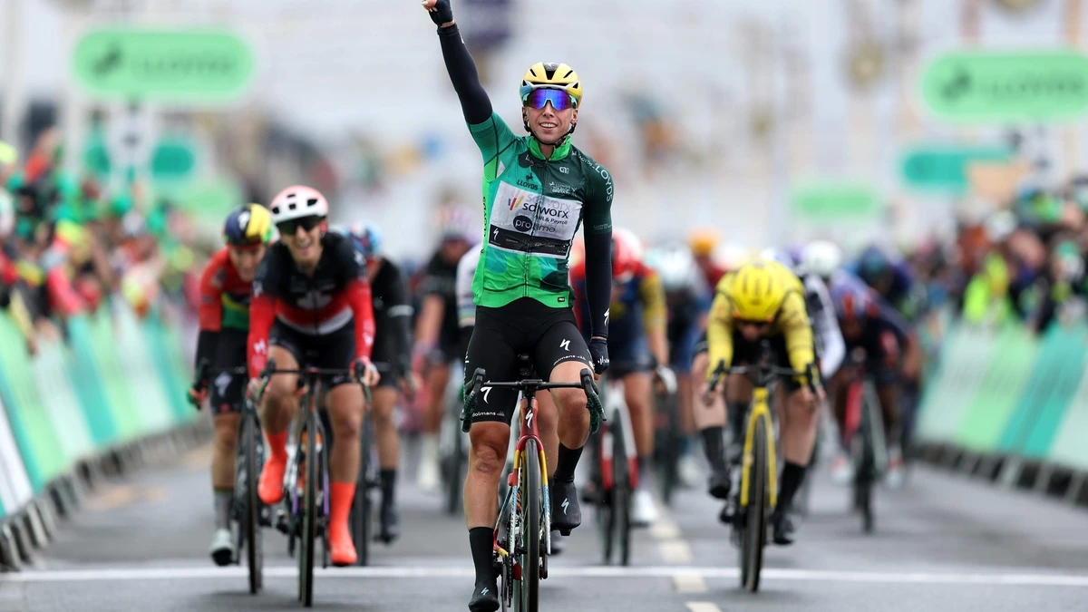 Lorena Wiebes sprint opnieuw naar overtuigende zege in Ronde van Groot-Brittannië