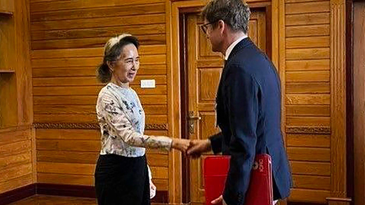 ’Weggestopte’ Aung San Suu Kyi (81) ontmoet Rode Kruis-vertegenwoordiger na eisen om bewijs dat ze nog in leven is