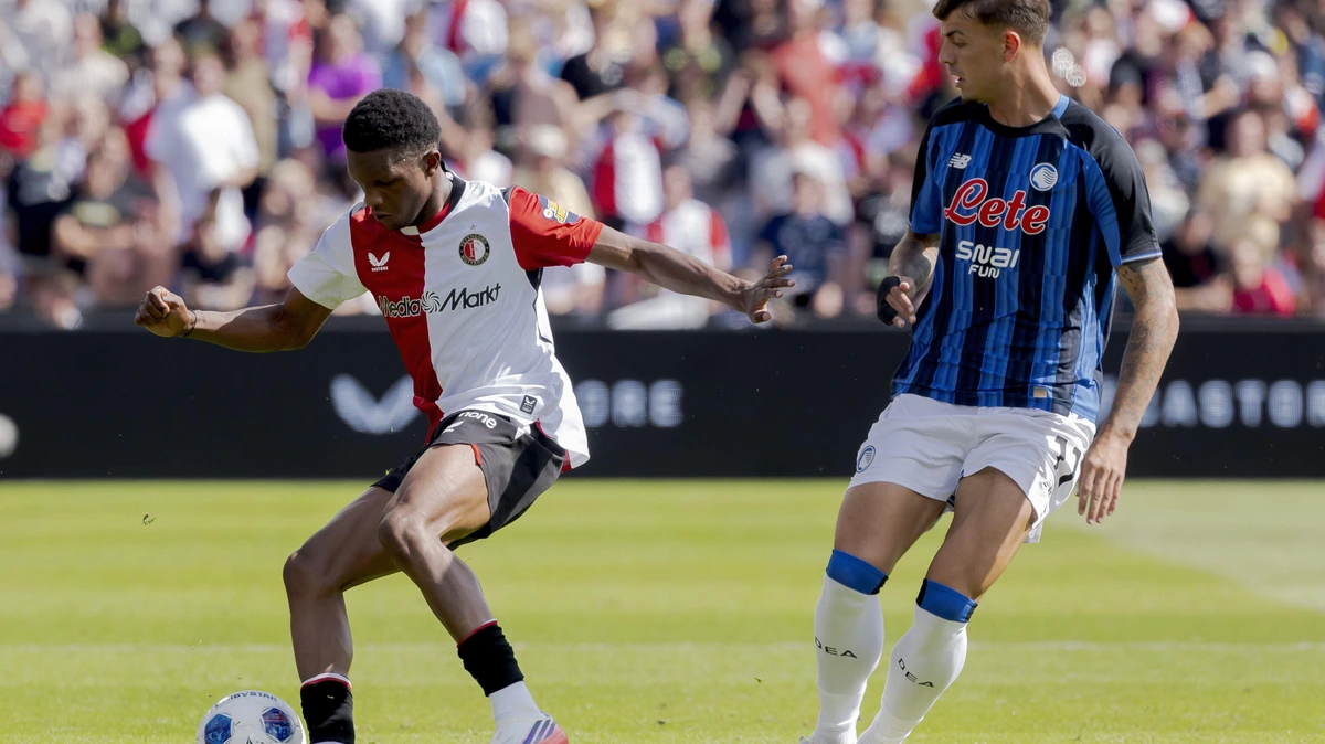 Giovanni van Bronckhorst overwoog geen seconde om Roma-target Givairo Read aan de kant te houden: ’Hij is nog speler van Feyenoord’