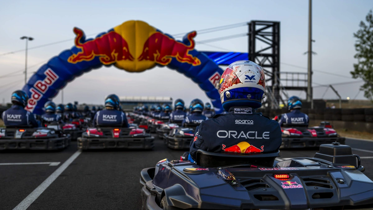 Max tegen 100: Verstappen volgende maand op Silverstone in actie tijdens ’grootste kartrace ter wereld’