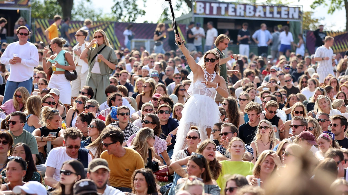 Sombr verovert Lowlands: Amerikaanse ’star’ laat tieners en twintigers smelten