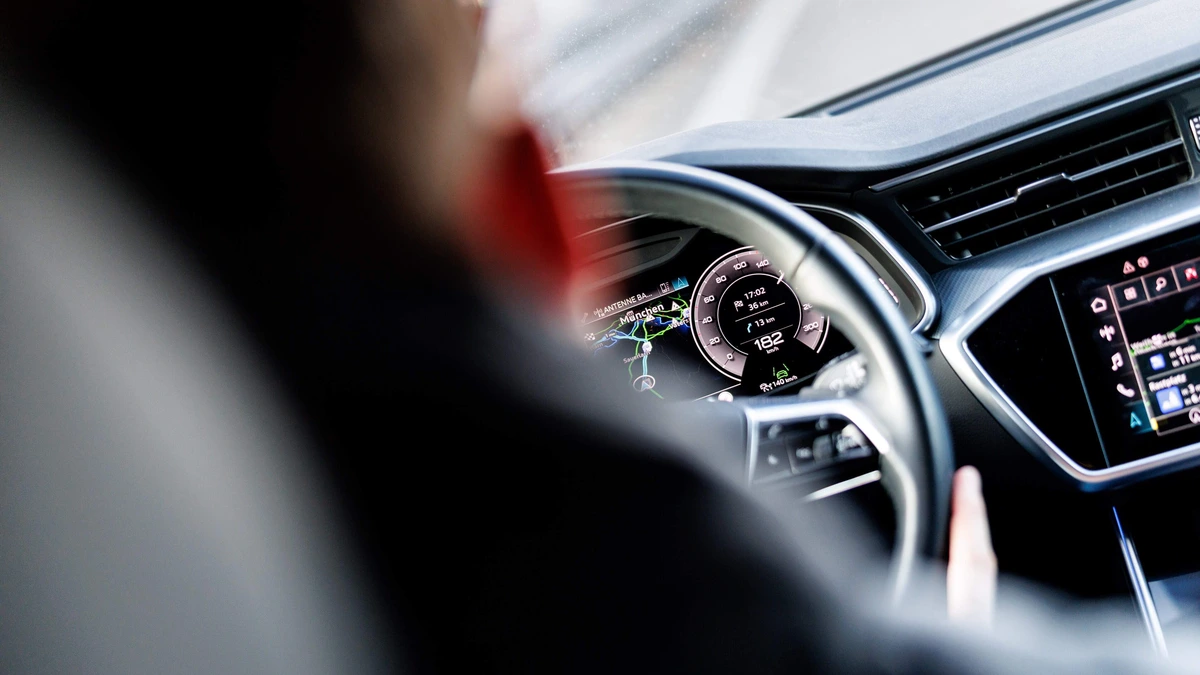 Roekeloze Nederlander (23) scheurt in Porsche met 235 km/u over Duitse Autobahn en moet 10.000 euro aftikken