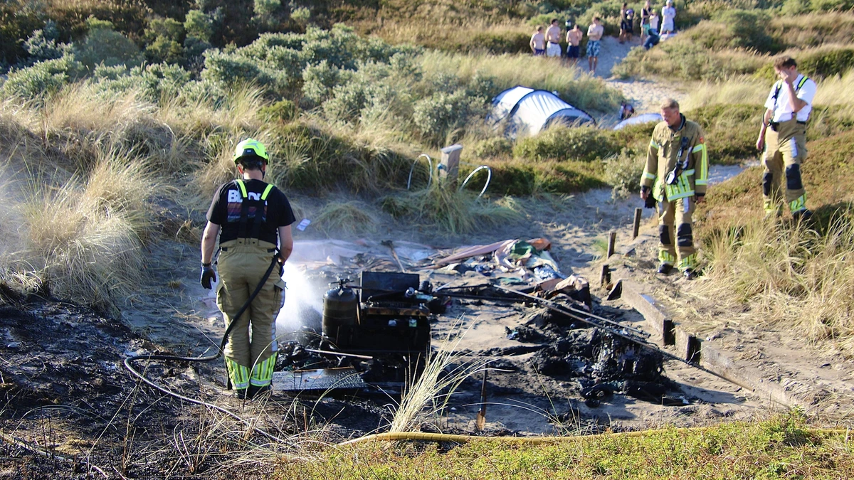 Tent en duinen in brand bij camping op Texel, hulpdiensten massaal uitgerukt