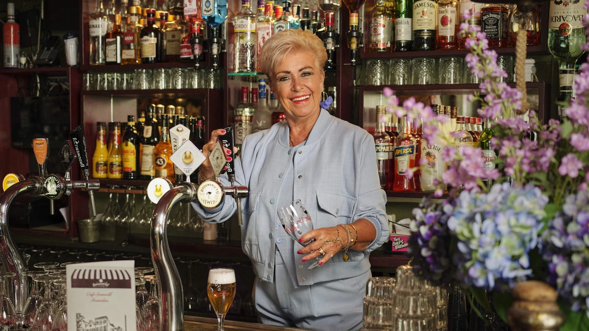 ’Tante Coor’ (65) staat achter de bar en is ook een beetje therapeut: ’Soms sta ik echt met mijn oren te klapperen’