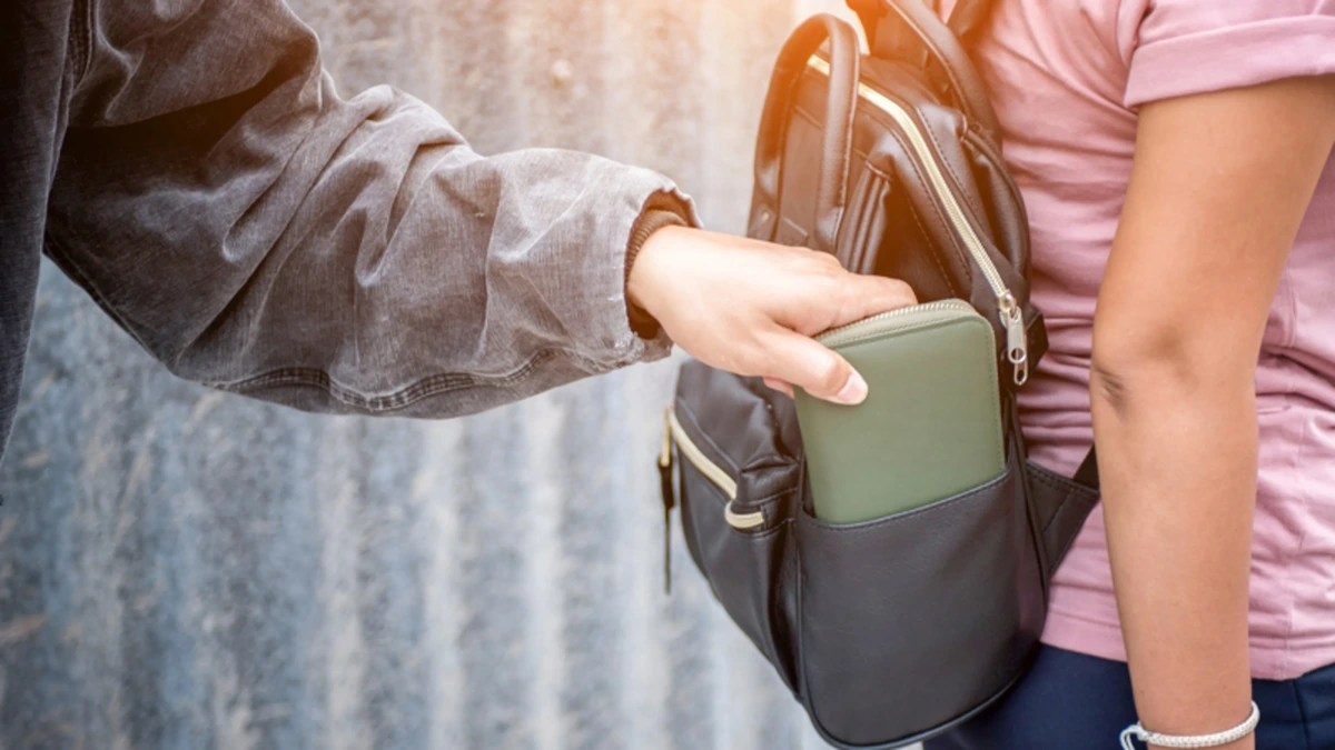 Beruchte oplichtingstrucs uitgelegd: hier moet je voor oppassen op vakantie
