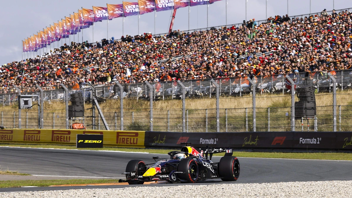 Lando Norris pakt pole position in Zandvoort, Max Verstappen start zondag vanaf vierde rij