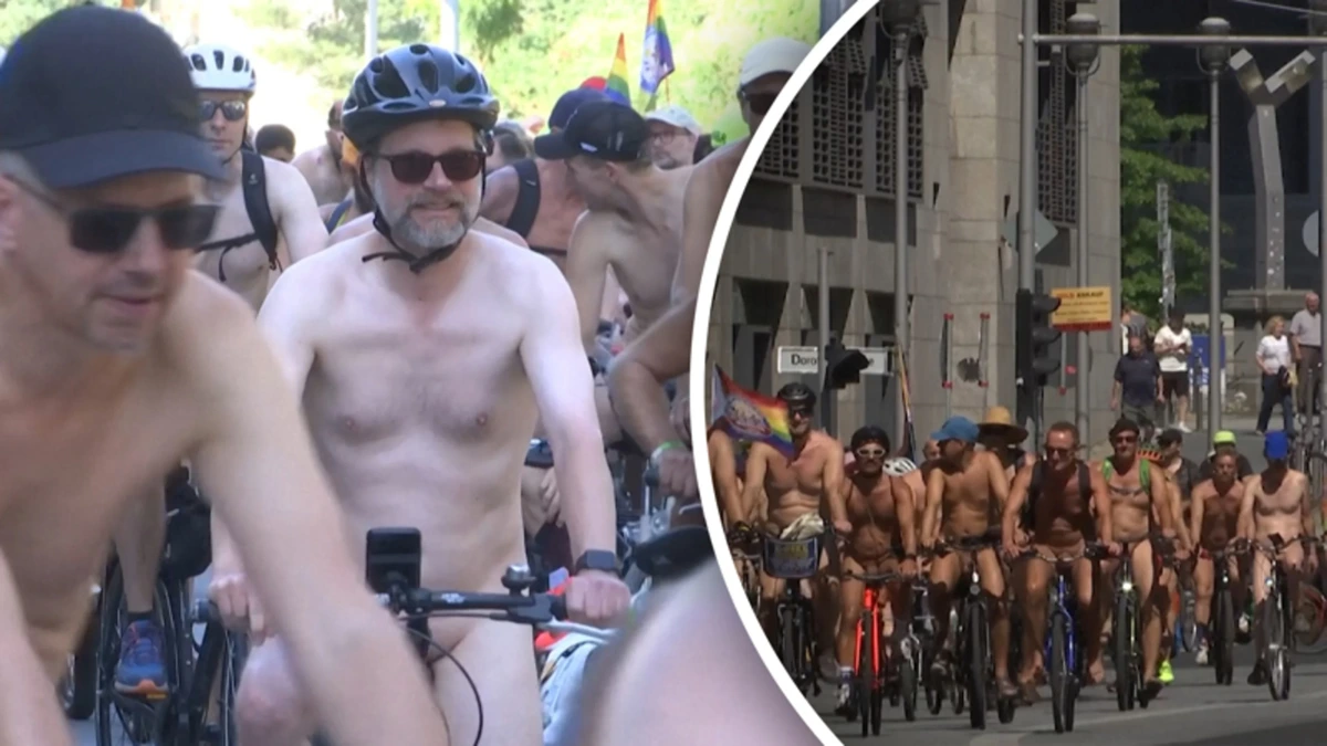 Honderden mensen fietsen naakt door Berlijn op zinderende zomerdag