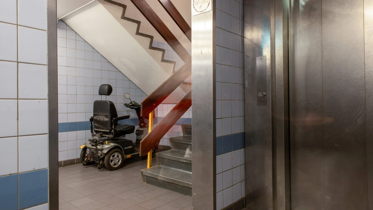 Man met claustrofobie blijft vastzitten in lift en wil daarom lagere overdrachtsbelasting: fiscus grijpt in