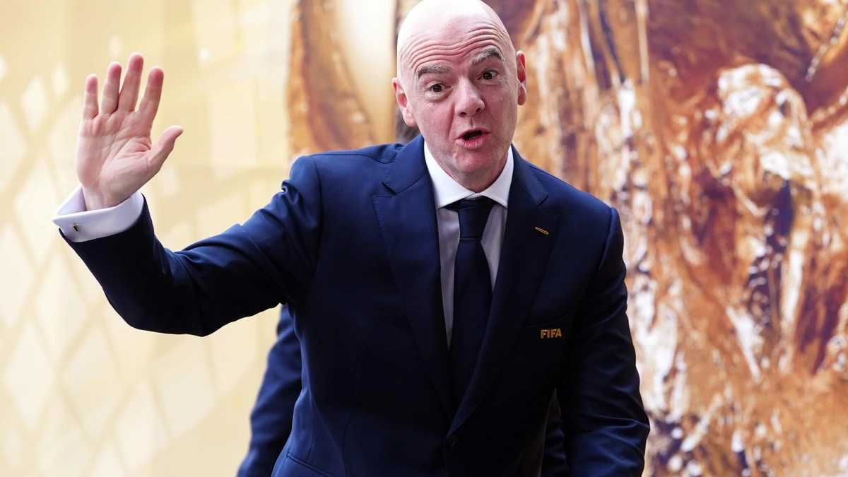 Buitenlandse media zien Gianni Infantino met ’dikke huid’ overleven, maar: ’Hij is niet meer onaantastbaar’