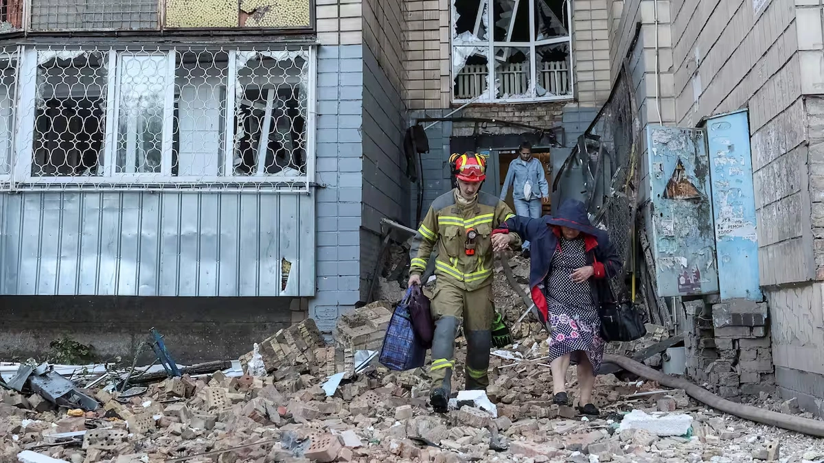 Dertien doden en tientallen gewonden door Russische raketaanval op Kyiv