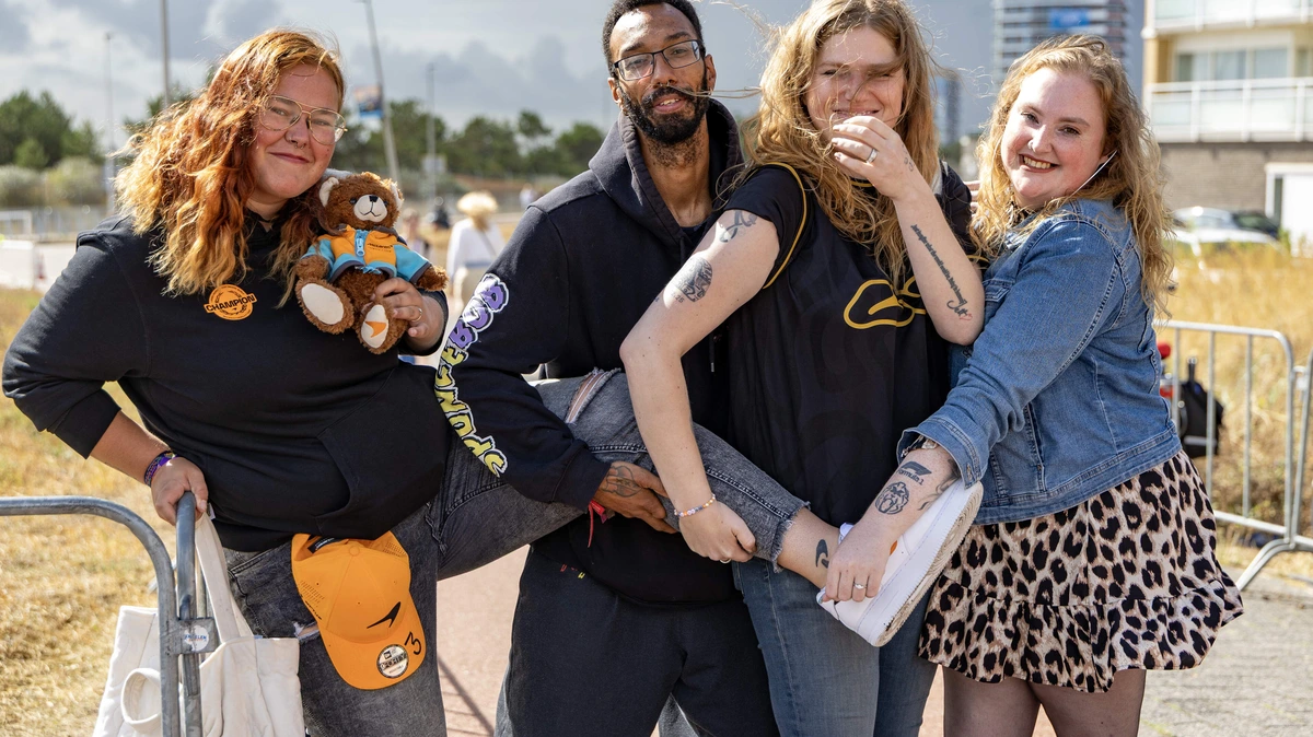 F1-fans doen alles om glimp op te vangen van coureurs in Zandvoor: ’Ik heb stroopwafels in mijn tas voor Lando’