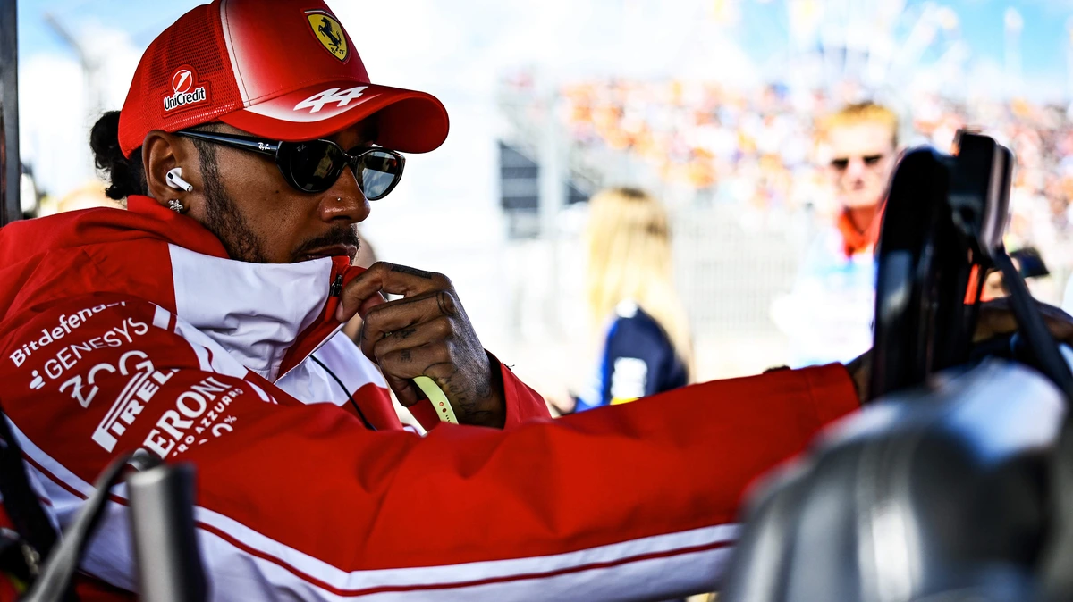 Lewis Hamilton gefrustreerd over strategie Ferrari bij GP van Nederland: ’Als je ziet hoe andere teams dat aanpakken’
