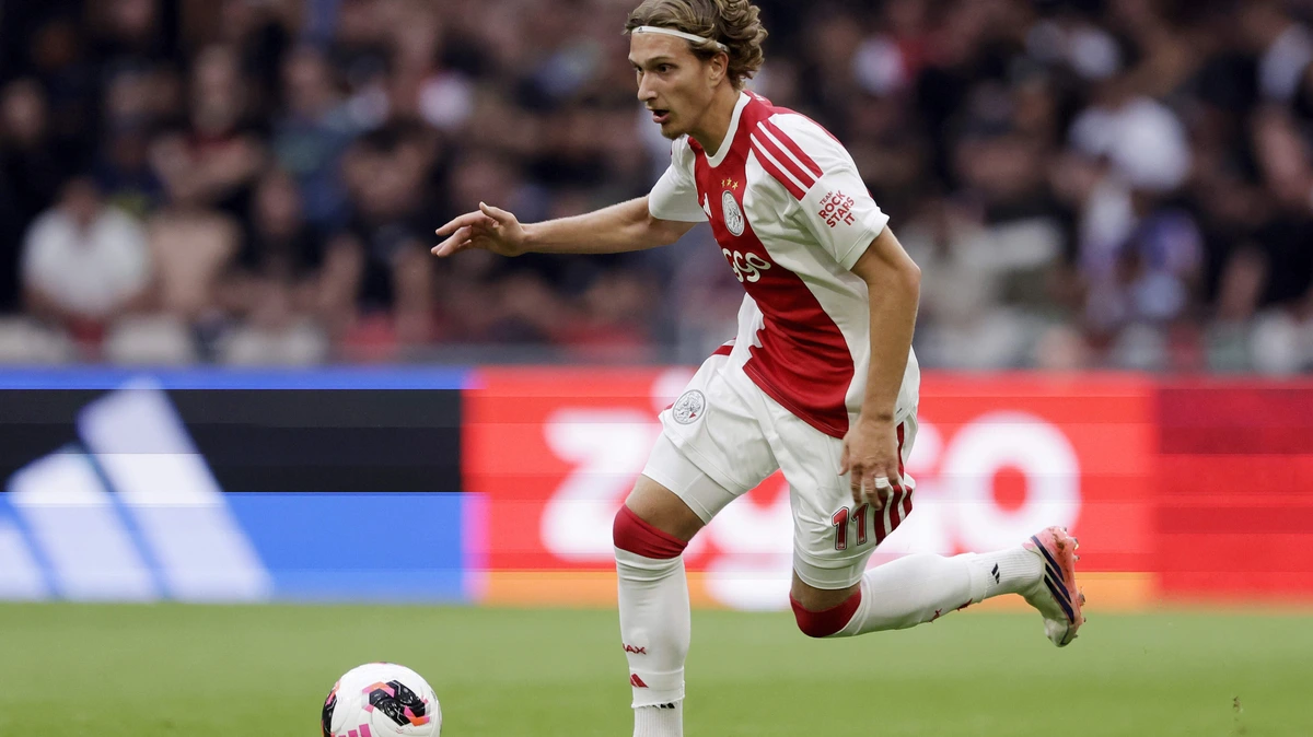 Ajax in afwachting van bod op Mika Godts: Champions League-winnaar PSG klopt aan voor Belgische linksbuiten