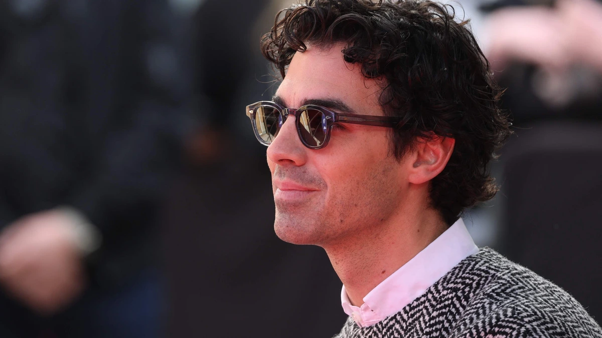 Joe Jonas (36) gebukt onder paniekaanvallen na tegenvallend solo-album: ’Negatieve recensies deden fysiek pijn’