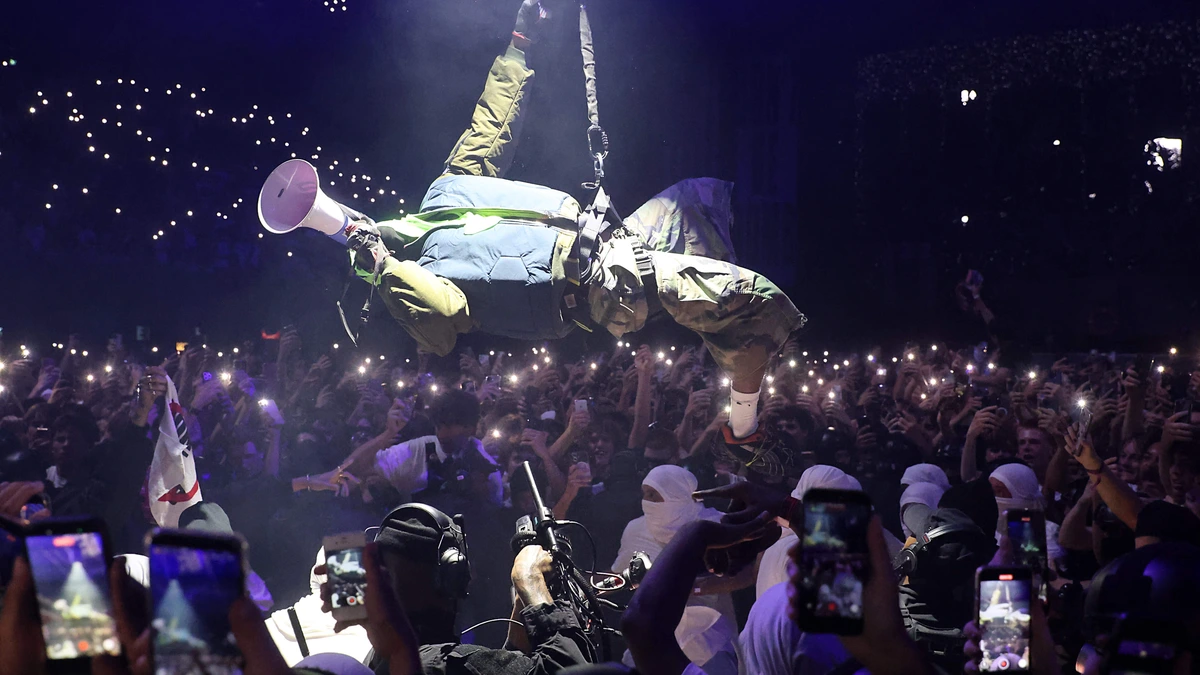 Helikopters, een SWAT-team, een militair schip: A$AP Rocky pakt groots uit in Ziggo Dome, waardoor rappen bijzaak voelt