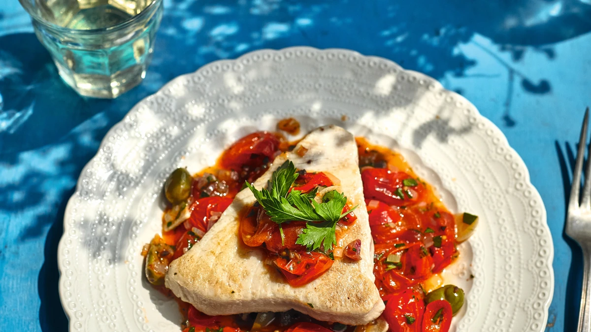 Nog even nazomeren: Tonijnsteak in tomatensaus