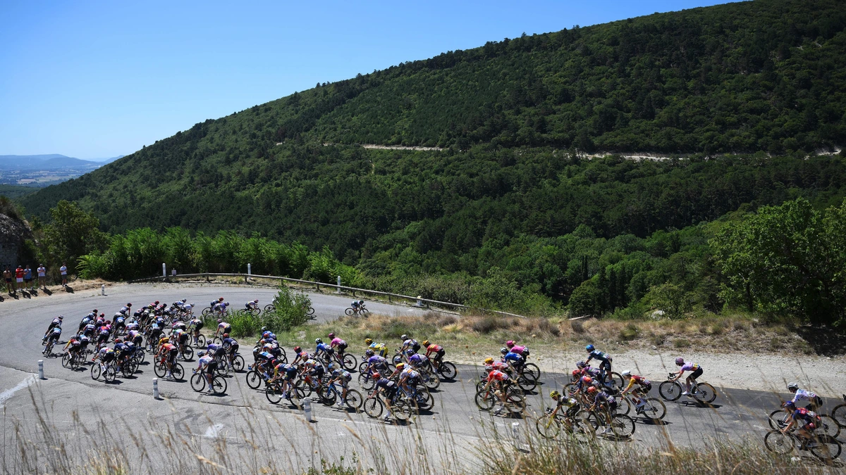 LIVE Tour de France Femmes | Peloton onderweg in etappe met finish op Mont Ventoux, slaat Demi Vollering toe?