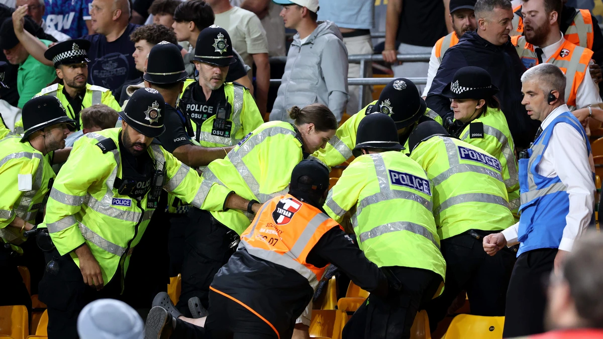 Is het seizoen al begonnen? Voetbalfans raken slaags tijdens League Cup-duel, politie moet ingrijpen
