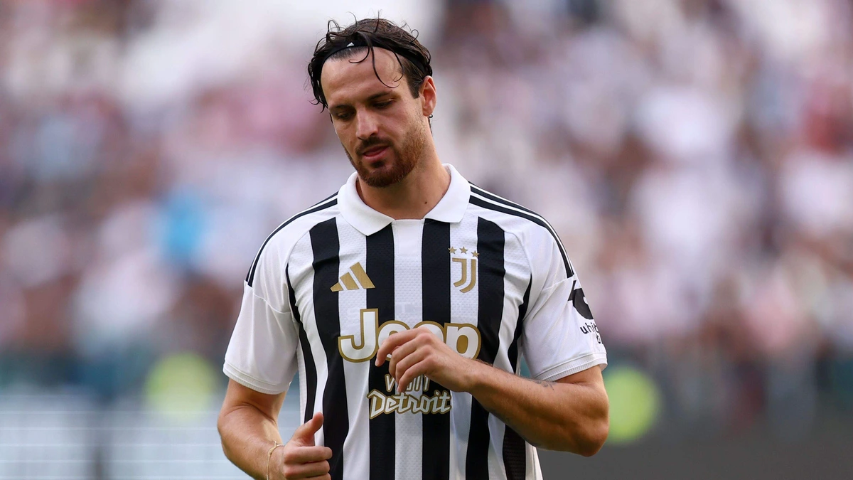 Juventus-verdediger Federico Gatti loopt blessure op nadat uitglijdende fan hem van achter torpedeert