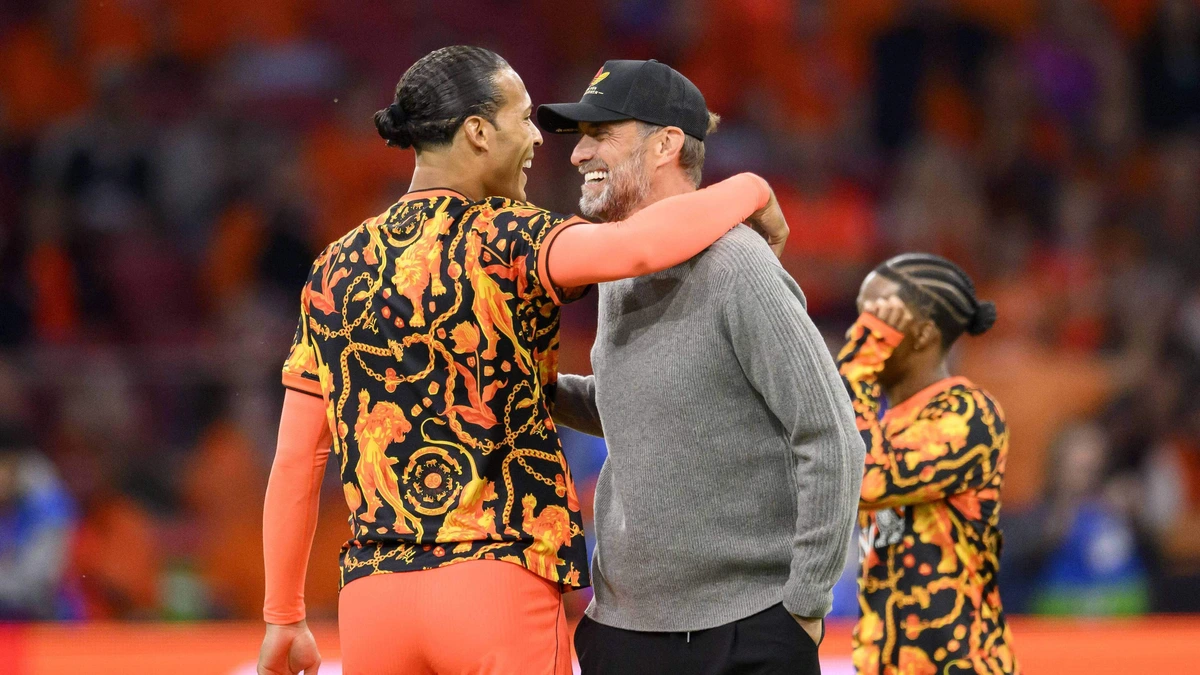Jürgen Klopp verschilt compleet van mening met Van Dijk over twee belangrijke situaties: ’Dat kan, ook al is hij acht jaar mijn aanvoerder geweest’