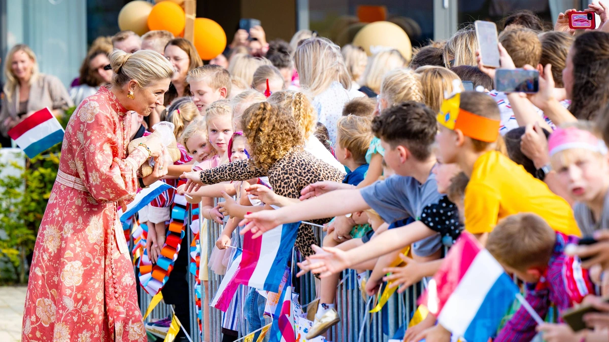 Máxima straalt op Urk: ’Koningin draagt net als Nicole Kidman en Rihanna graag jurken van dit label’