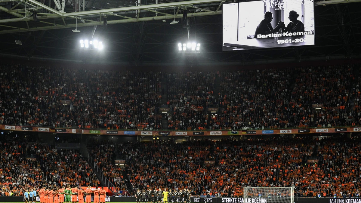 Indrukwekkende minuut stilte ter nagedachtenis aan Bartina Koeman bij Nederlands elftal