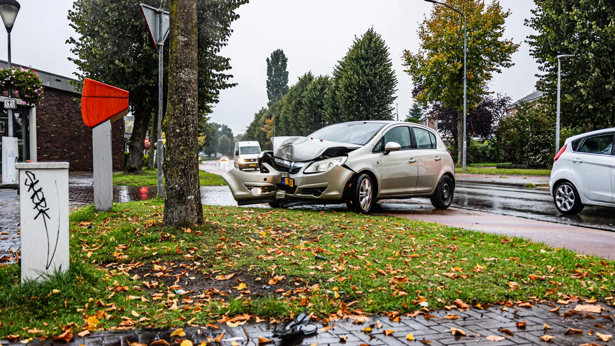 Tiener zonder rijbewijs pakt auto van ouders: stiekem ritje eindigt in ravage