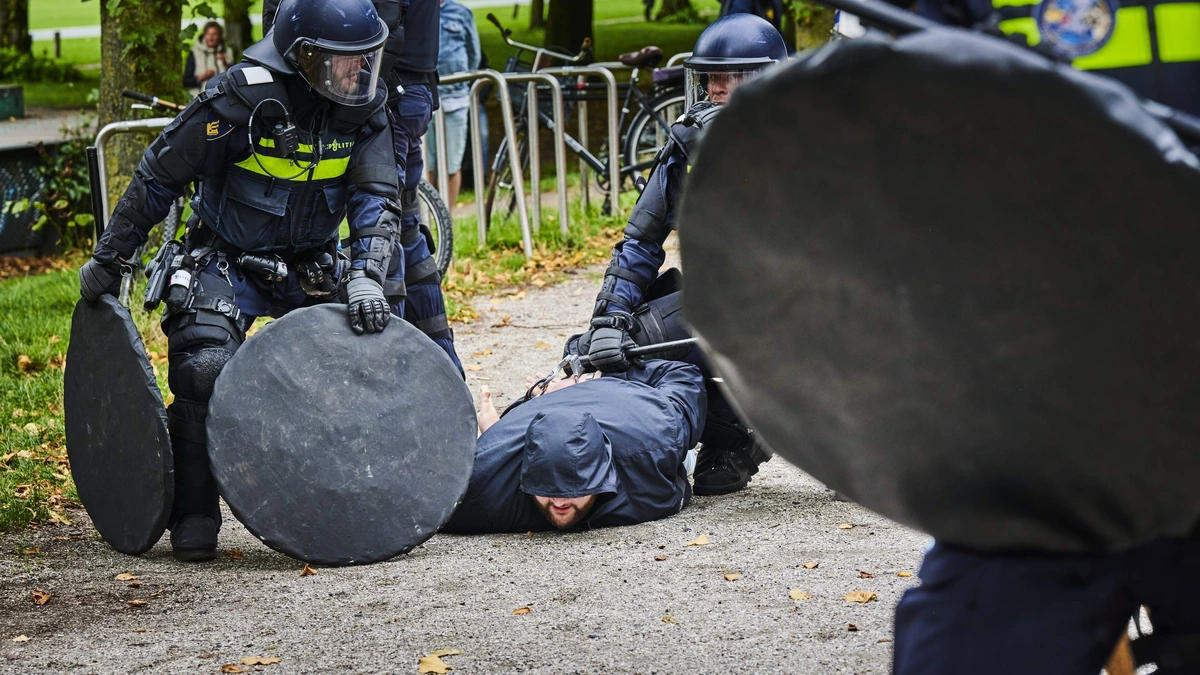Politie houdt 24 personen aan na rellen in Den Haag, onder andere voor verboden wapenbezit