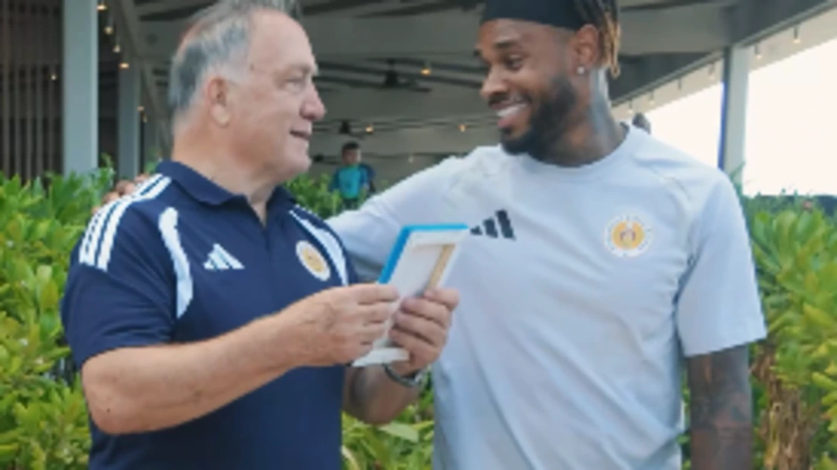 Curaçao trakteert jarige Dick Advocaat (79) op prachtig verjaardagscadeau: ’Onvergetelijk’