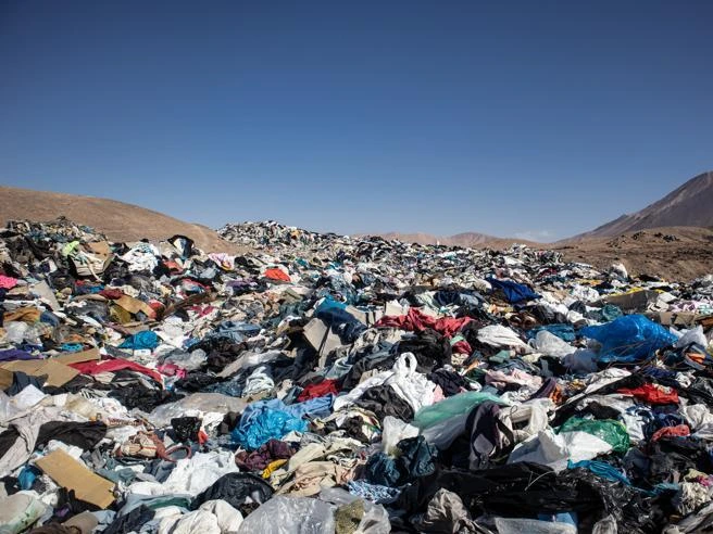 Fast fashion, al via in Francia la tassa fino a 12 euro per abito (contro l’invasione asiatica)