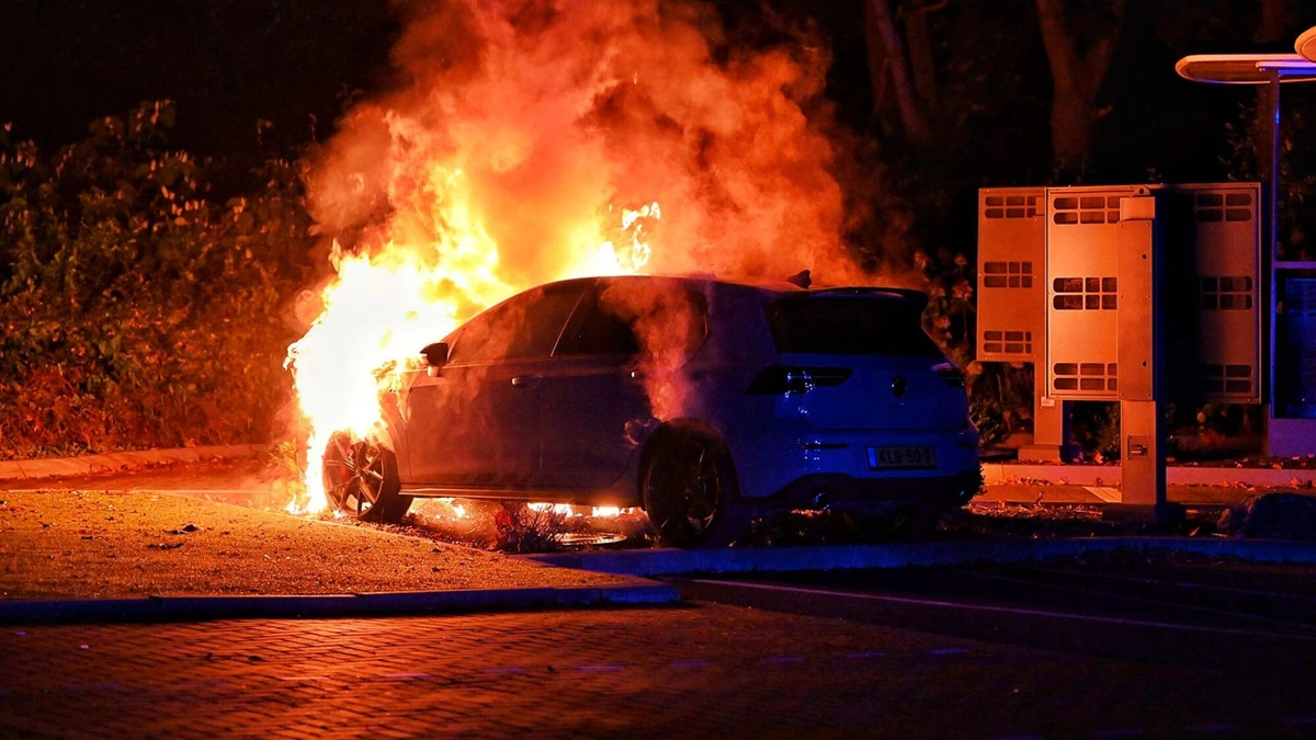Auto crasht na politieachtervolging met 250 kilometer per uur in McDrive en vliegt in brand