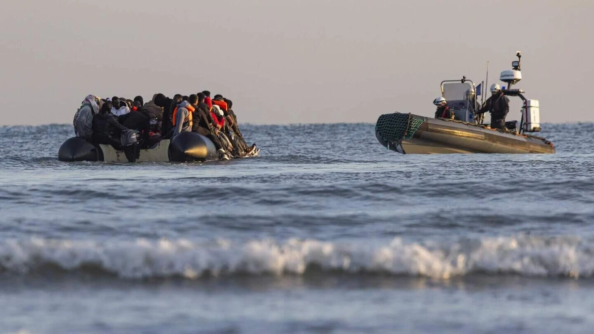 Britse politie pakt man op voor vernielen migrantenboot op het Kanaal