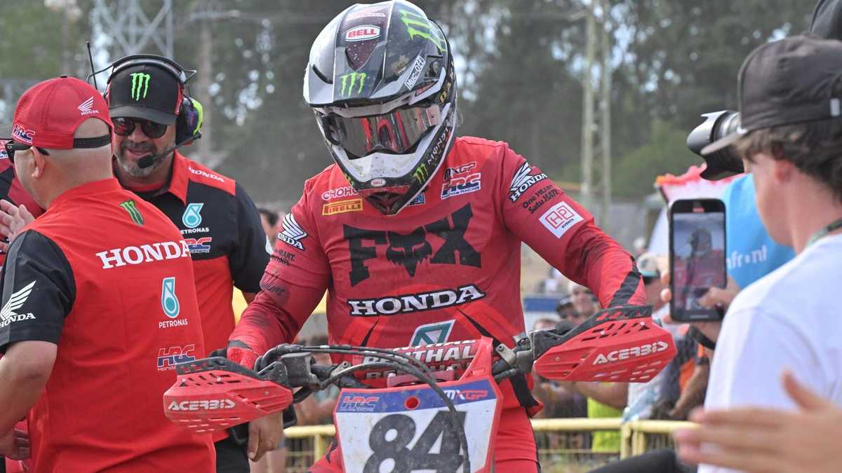 Motorcrosser Jeffrey Herlings sluit seizoen af met achtste zege op rij