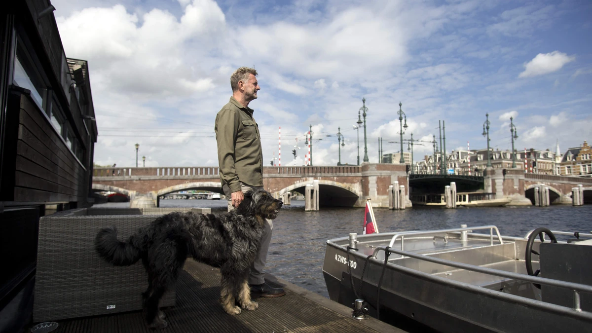 Kluun (62) relativeert roem: ’Mijn identiteit hangt al heel lang niet meer af van mijn succes’