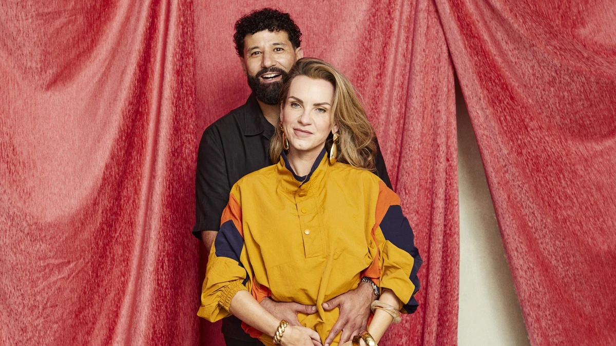 Tess (40) en Adham (41) vonden elkaar via een datingapp: ’Ik viel al voor haar stem voordat ik haar had gezien’