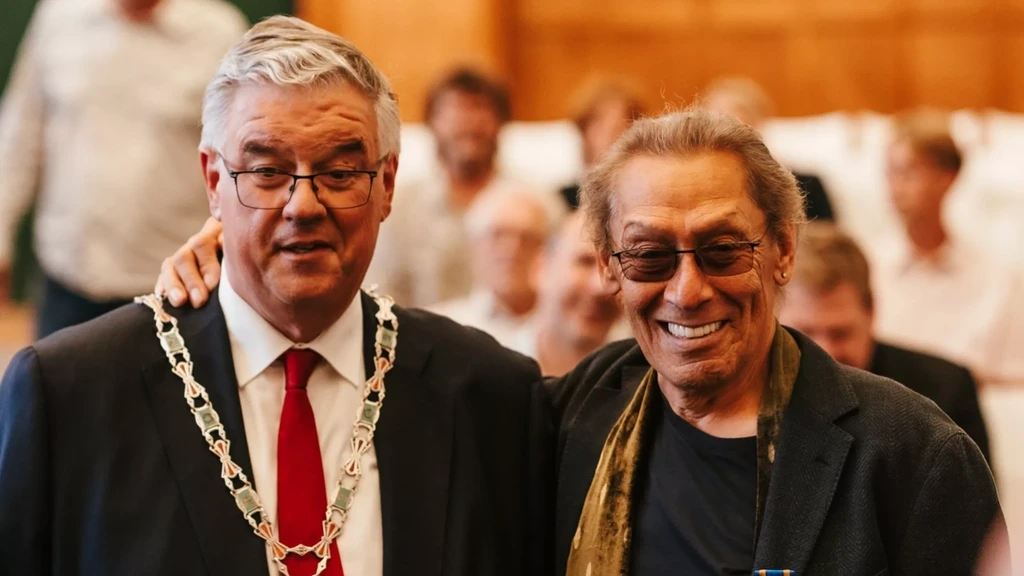 Alex Van Halen geridderd in Nijmegen, waar Van Halen-drummer opgroeide