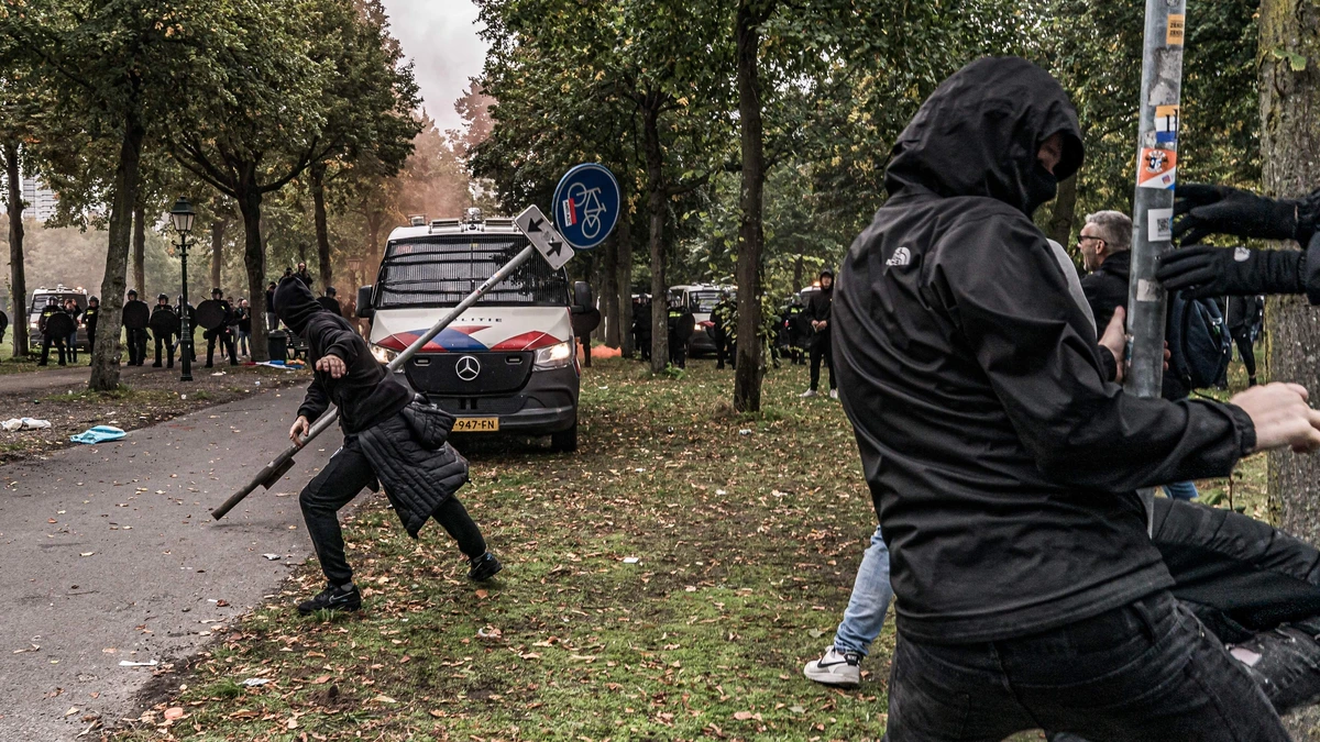 Politie maakt jacht op grootste relschoppers rond demonstratie Den Haag: ’Nieuwe arrestaties zeker niet uitgesloten’