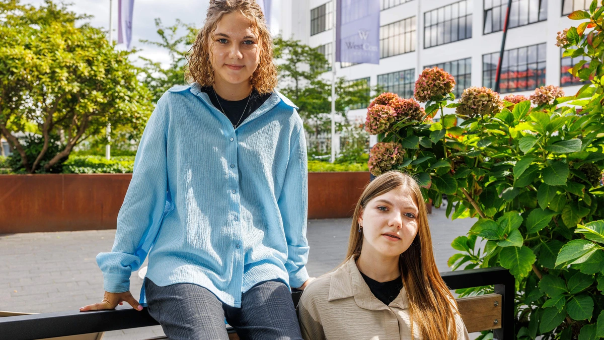 Tweelingzussen Alina en Olha (19) vluchtten uit bezet Donetsk: ’In onze schoolboeken stond dat Oekraïne óns had gebombardeerd’