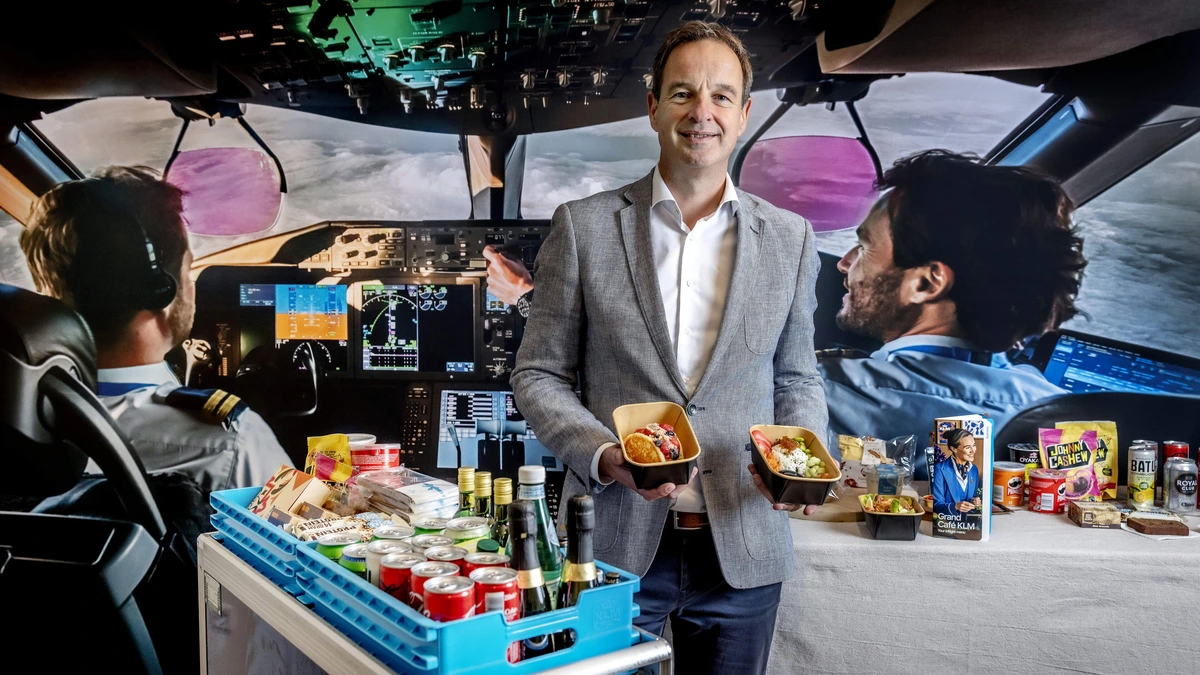 KLM test betaalde catering met wijn van zeven euro, tosti en pokébowls: ’De klant zal moeten wennen’