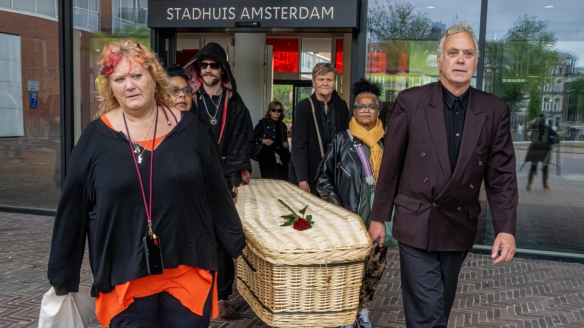 Doodskist voor Amsterdam-Noord baart opzien in metro en binnenstad: ’Wij zijn ten einde raad’