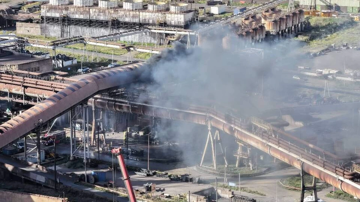 Zeer grote brand op terrein Tata Steel in IJmuiden, veel rookontwikkeling