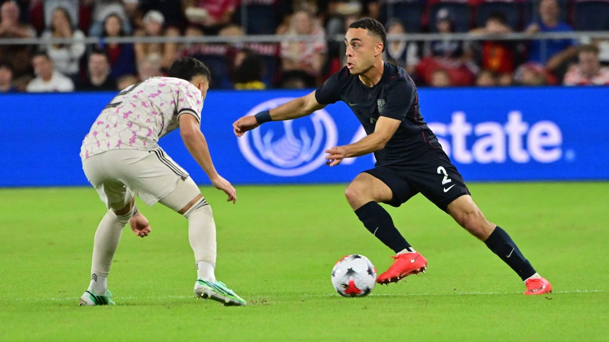 PSV-back Sergino Dest belangrijk bij zege VS op Chili