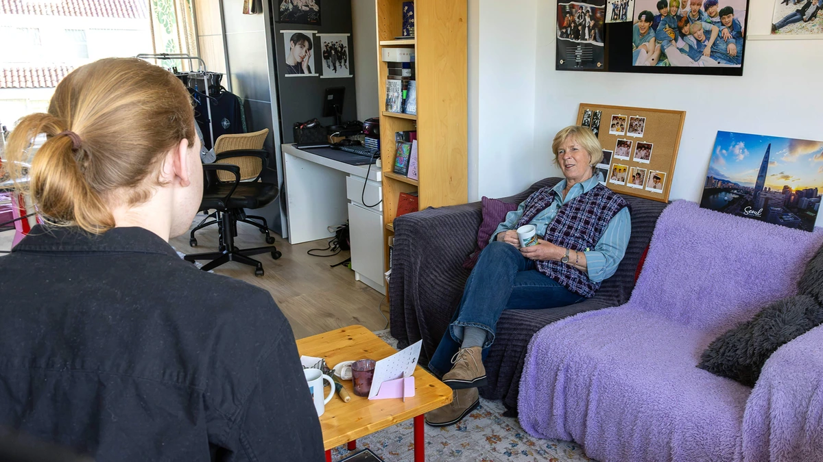 William (20) ontsnapt aan dakloosheid dankzij hospita Liesbeth (68): ’Ik heb hier alles wat ik nodig heb en meer’