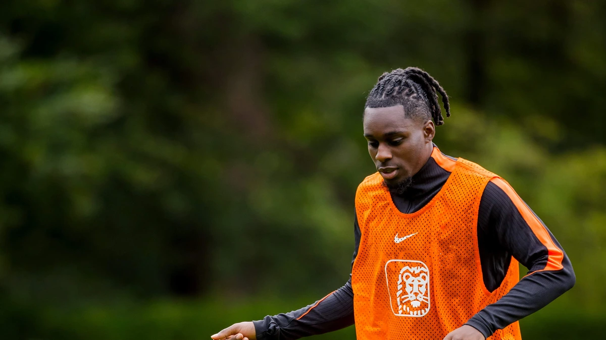 Bondscoach Xavi Hernandez zet Jeremie Frimpong tegen Servië op de tribune