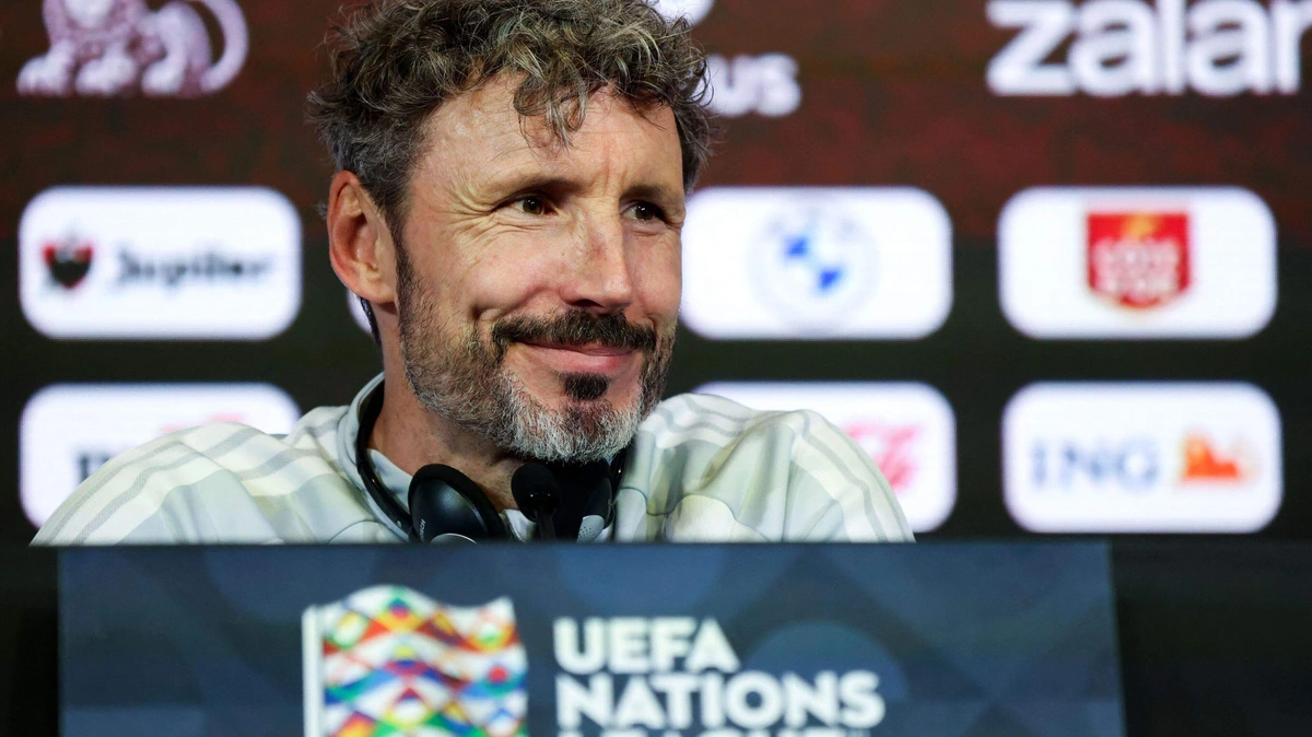 Mark van Bommel glundert: debuut zoon Ruben in Oranje onder Xavi ’supermooi’