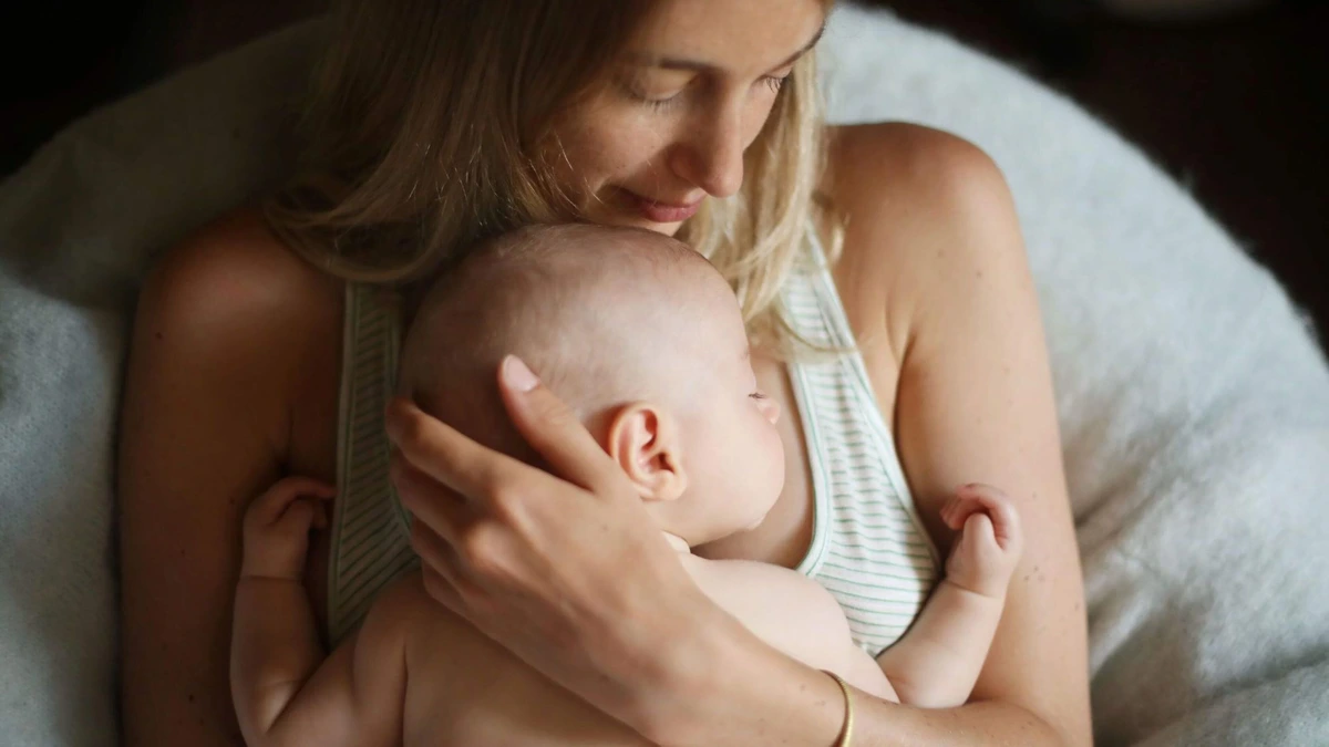62 procent van de ouders slaapt met baby op de borst: ’Dít zijn de risico’s om rekening mee te houden’