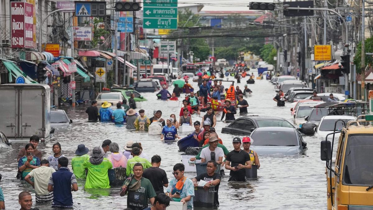 Duizenden inwoners Bangkok in noodopvang na noodweer